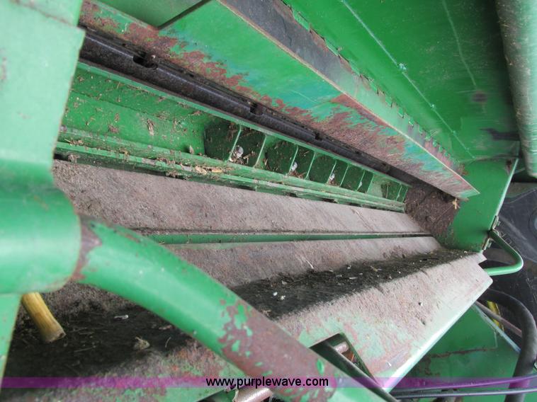 image for item G8843 1992 John Deere 9500 combine