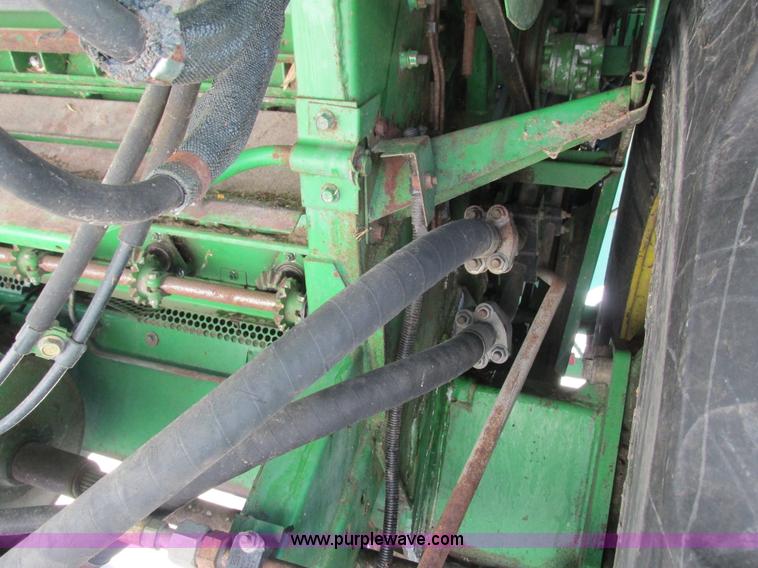 image for item G8843 1992 John Deere 9500 combine