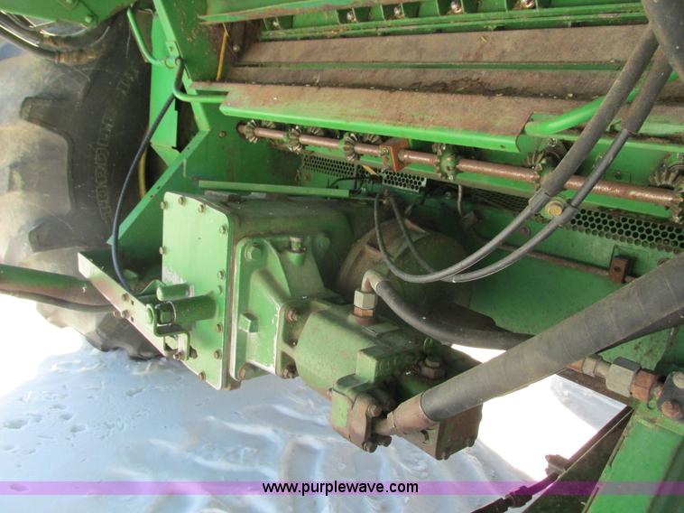 image for item G8843 1992 John Deere 9500 combine