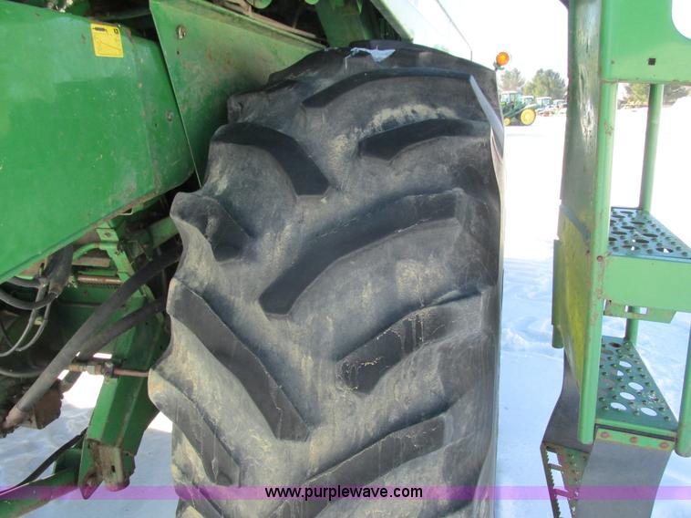 image for item G8843 1992 John Deere 9500 combine