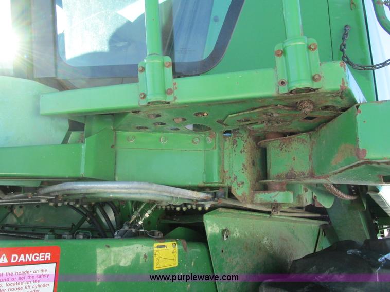 image for item G8843 1992 John Deere 9500 combine