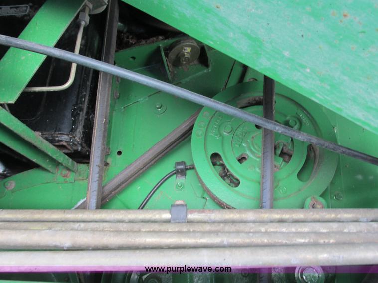 image for item G8843 1992 John Deere 9500 combine