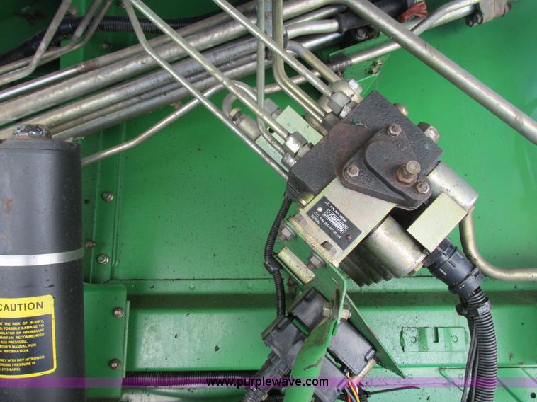 image for item G8843 1992 John Deere 9500 combine