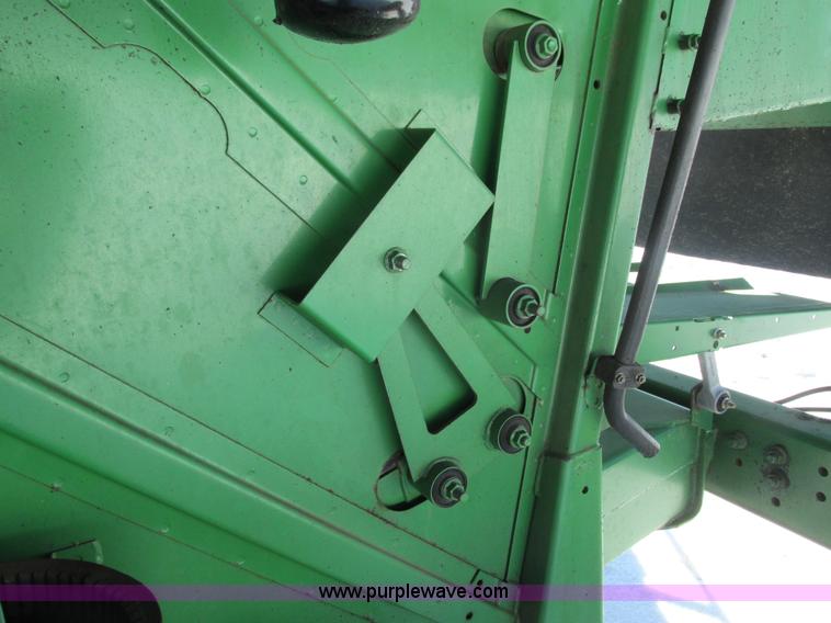 image for item G8843 1992 John Deere 9500 combine