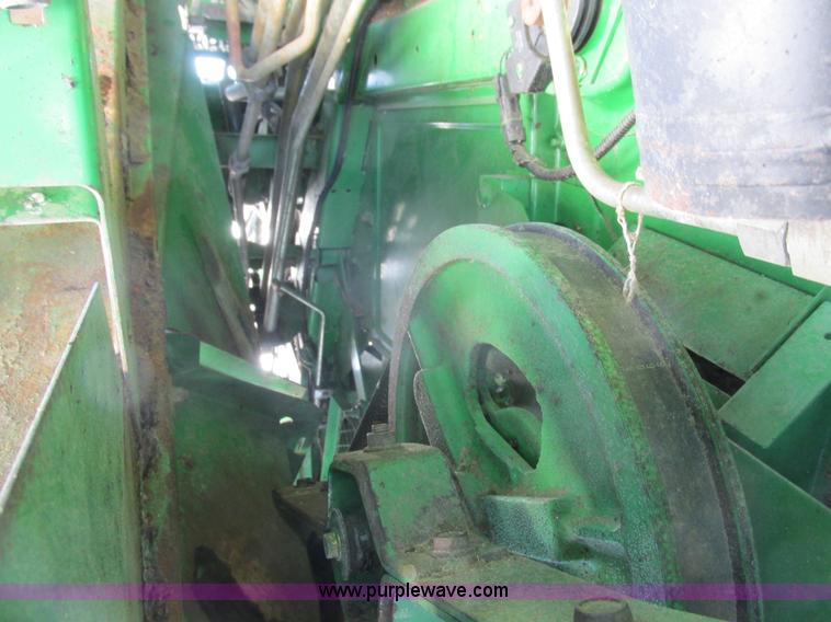 image for item G8843 1992 John Deere 9500 combine