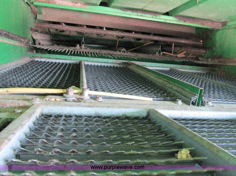 image for item G8843 1992 John Deere 9500 combine