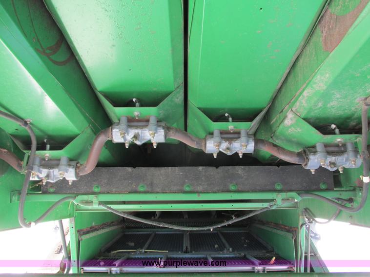 image for item G8843 1992 John Deere 9500 combine
