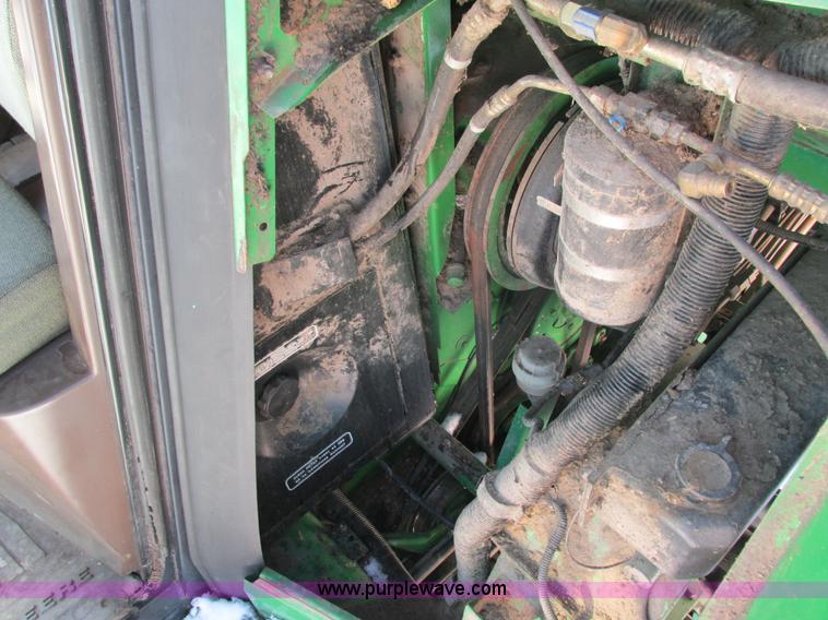 image for item G8843 1992 John Deere 9500 combine