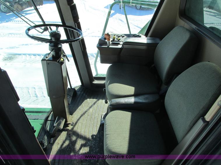 image for item G8843 1992 John Deere 9500 combine