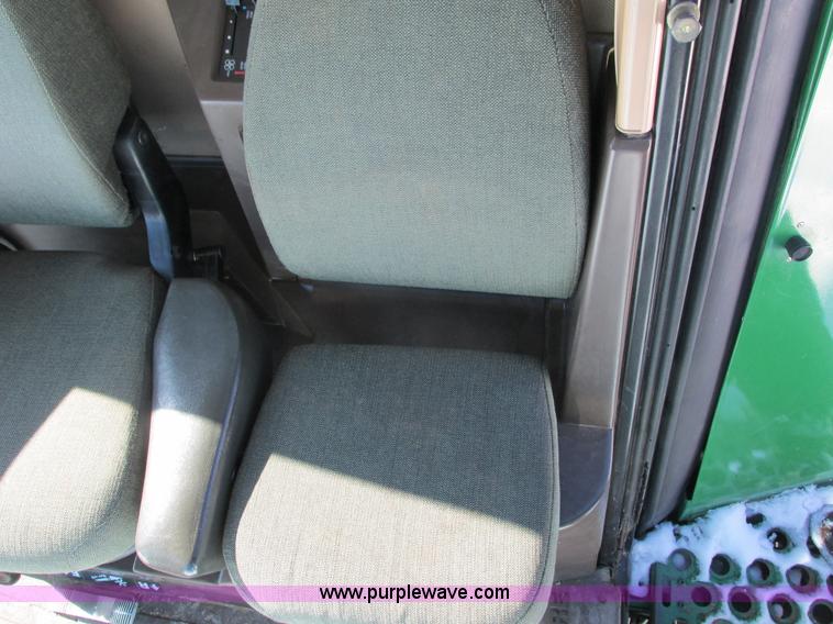 image for item G8843 1992 John Deere 9500 combine