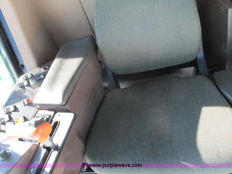 image for item G8843 1992 John Deere 9500 combine