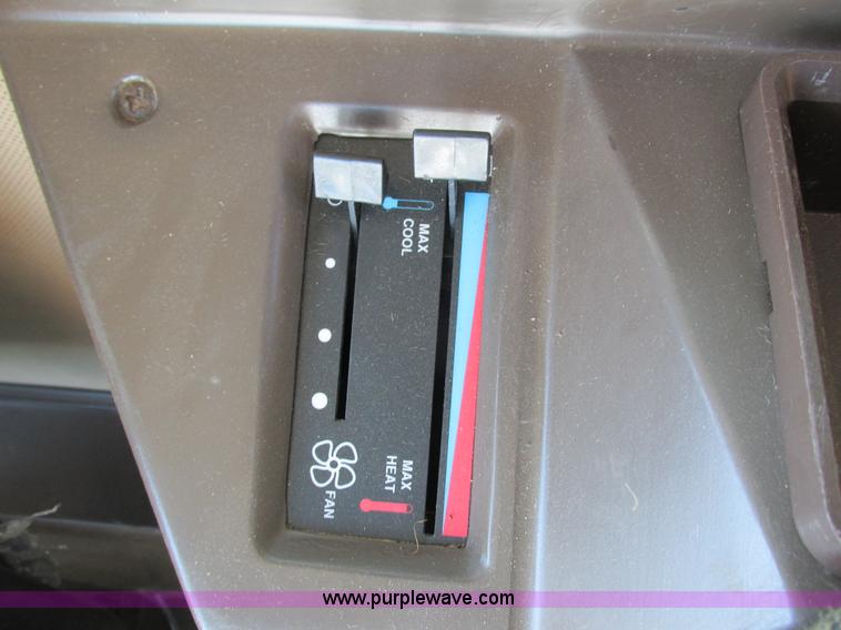 image for item G8843 1992 John Deere 9500 combine