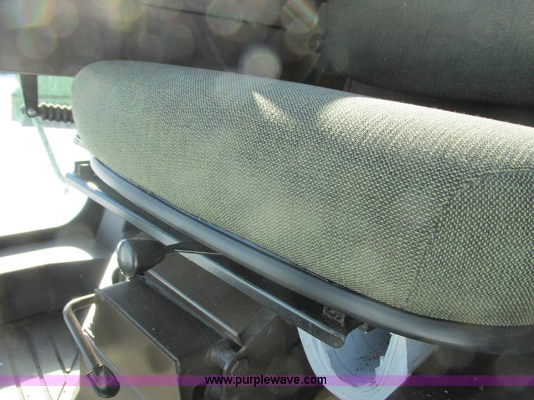 image for item G8843 1992 John Deere 9500 combine