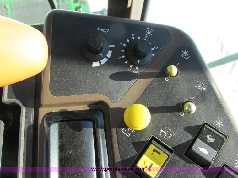 image for item G8843 1992 John Deere 9500 combine