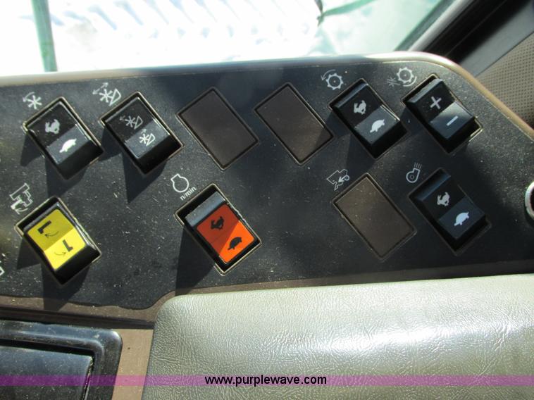 image for item G8843 1992 John Deere 9500 combine
