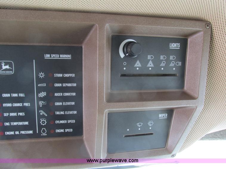 image for item G8843 1992 John Deere 9500 combine