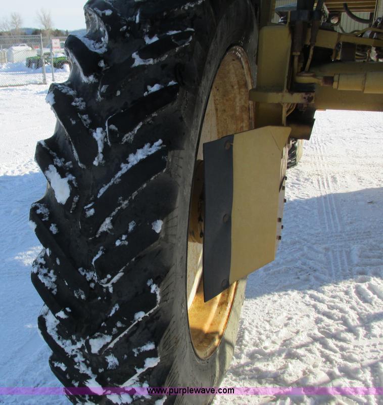 image for item G8851 1995 Ag-Chem RoGator 854 self-propelled sprayer