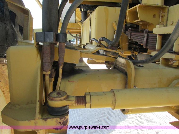 image for item G8851 1995 Ag-Chem RoGator 854 self-propelled sprayer