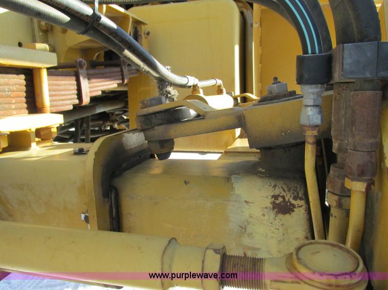 image for item G8851 1995 Ag-Chem RoGator 854 self-propelled sprayer