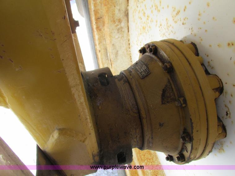 image for item G8851 1995 Ag-Chem RoGator 854 self-propelled sprayer