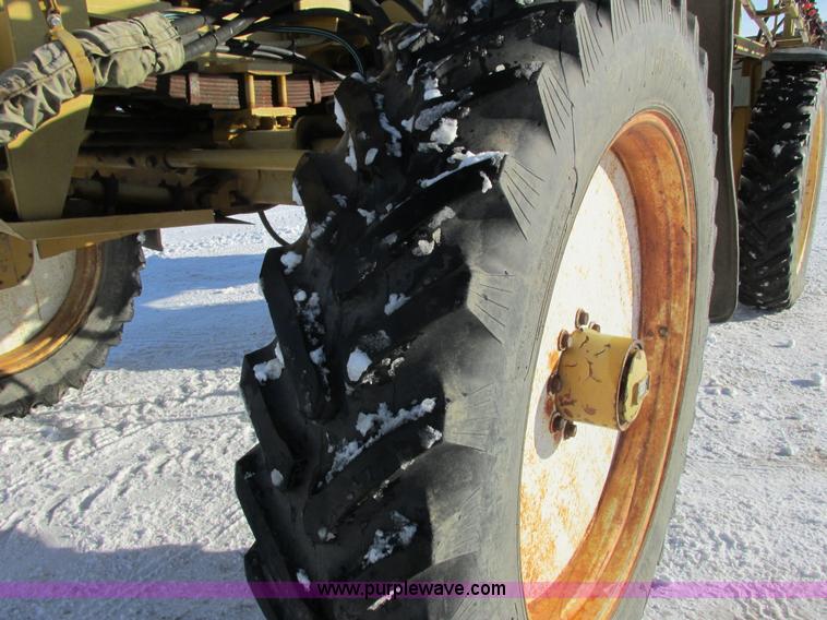 image for item G8851 1995 Ag-Chem RoGator 854 self-propelled sprayer