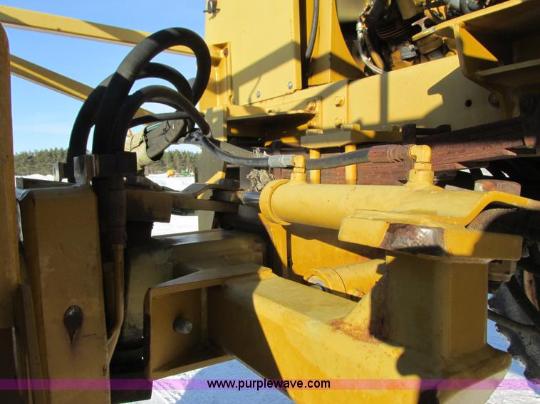 image for item G8851 1995 Ag-Chem RoGator 854 self-propelled sprayer