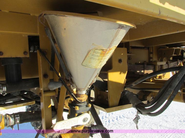 image for item G8851 1995 Ag-Chem RoGator 854 self-propelled sprayer