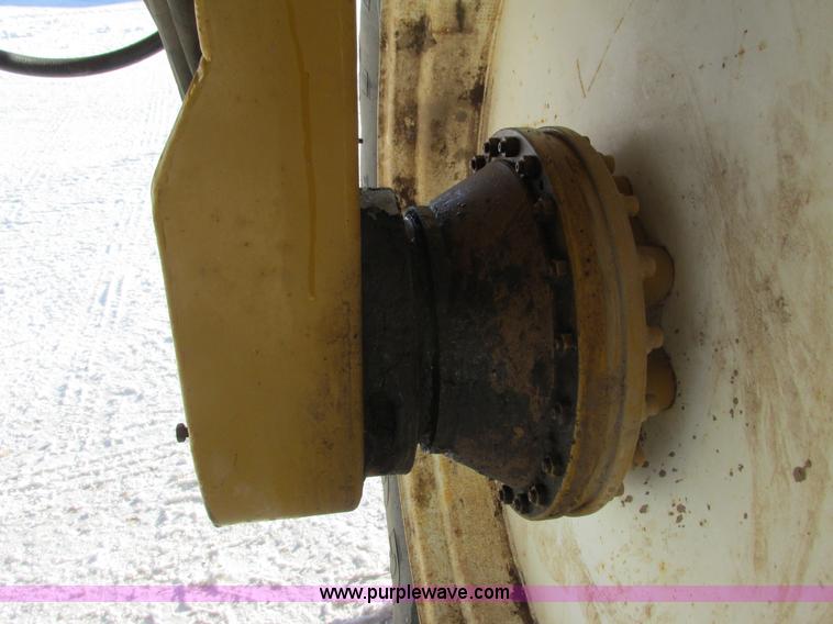 image for item G8851 1995 Ag-Chem RoGator 854 self-propelled sprayer