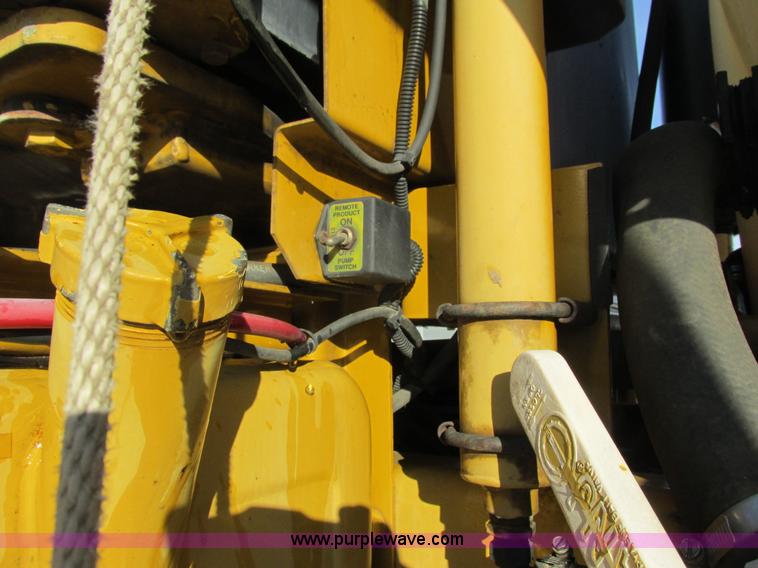 image for item G8851 1995 Ag-Chem RoGator 854 self-propelled sprayer