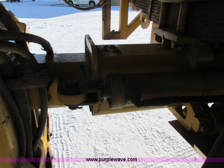 image for item G8851 1995 Ag-Chem RoGator 854 self-propelled sprayer