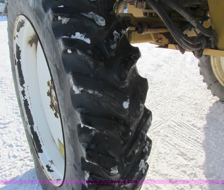 image for item G8851 1995 Ag-Chem RoGator 854 self-propelled sprayer