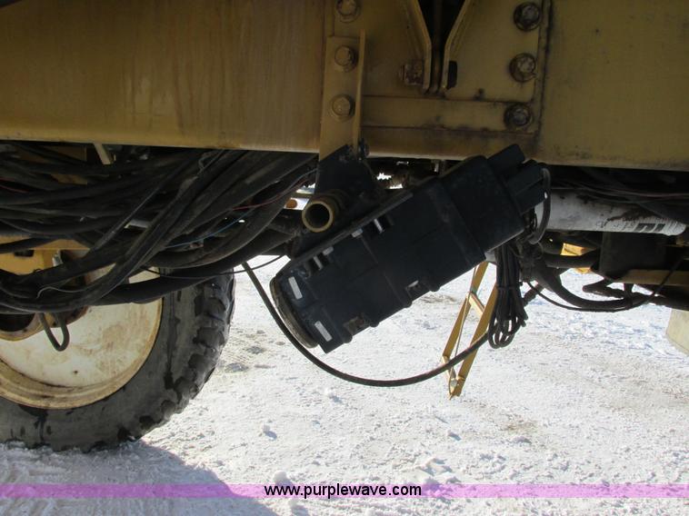 image for item G8851 1995 Ag-Chem RoGator 854 self-propelled sprayer