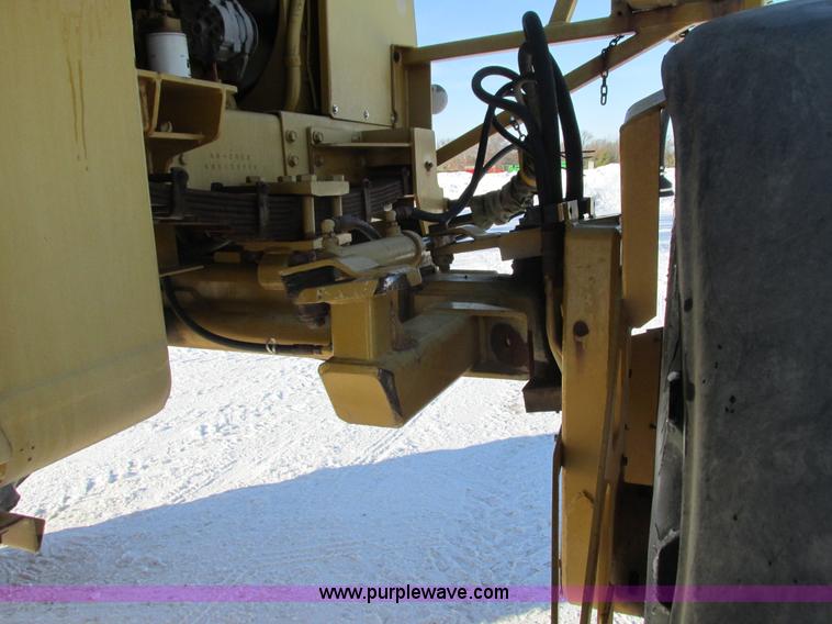 image for item G8851 1995 Ag-Chem RoGator 854 self-propelled sprayer