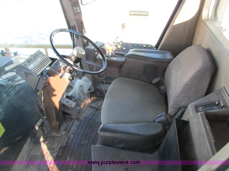 image for item G8851 1995 Ag-Chem RoGator 854 self-propelled sprayer