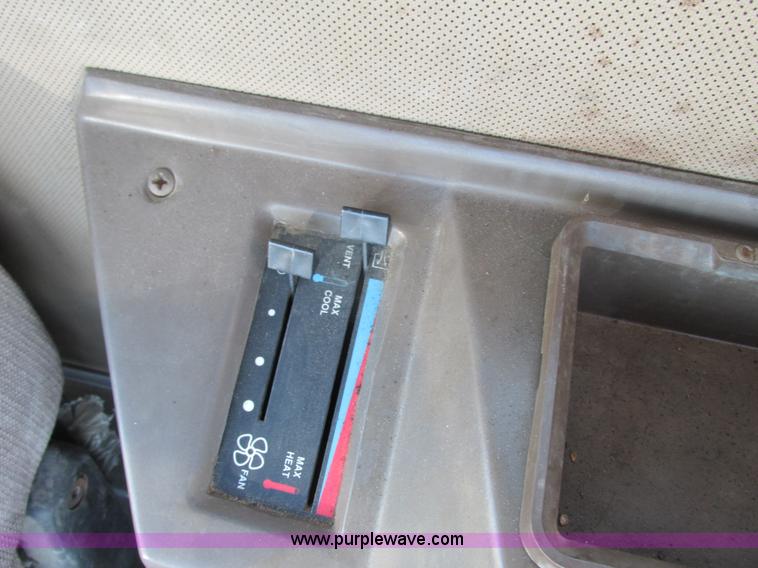 image for item G8851 1995 Ag-Chem RoGator 854 self-propelled sprayer