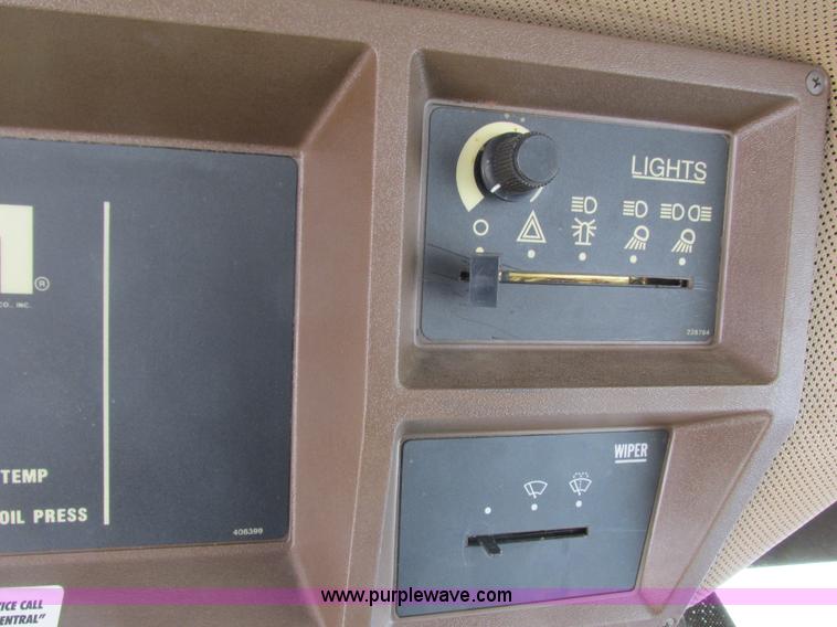 image for item G8851 1995 Ag-Chem RoGator 854 self-propelled sprayer