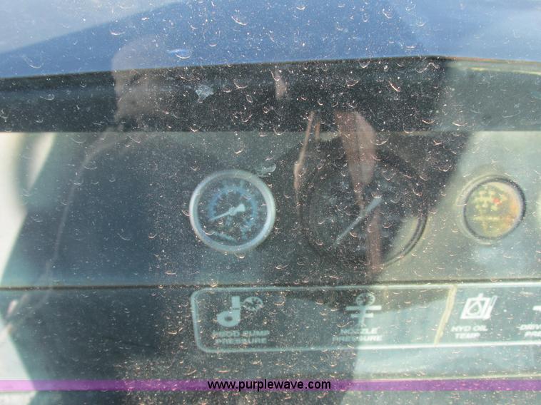 image for item G8851 1995 Ag-Chem RoGator 854 self-propelled sprayer