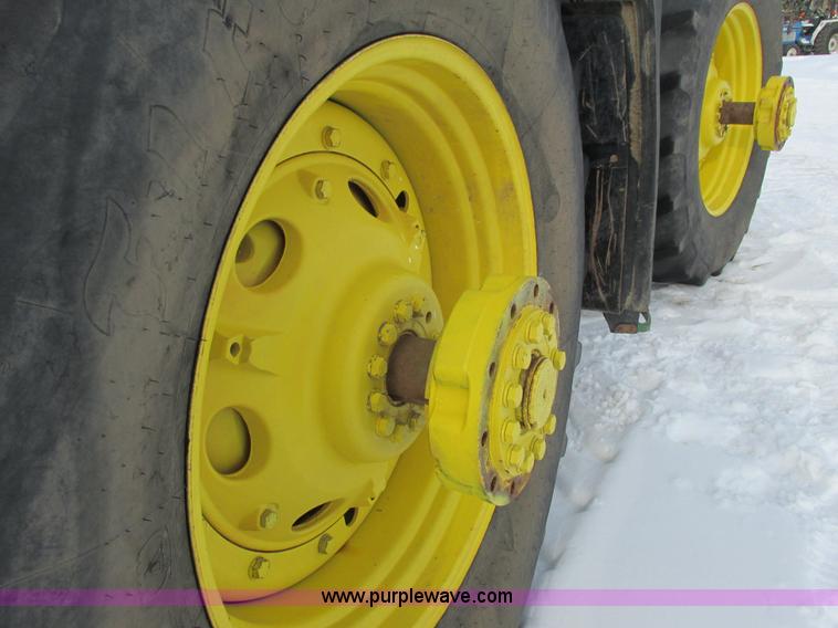 image for item G8853 2005 John Deere 9520 4WD tractor