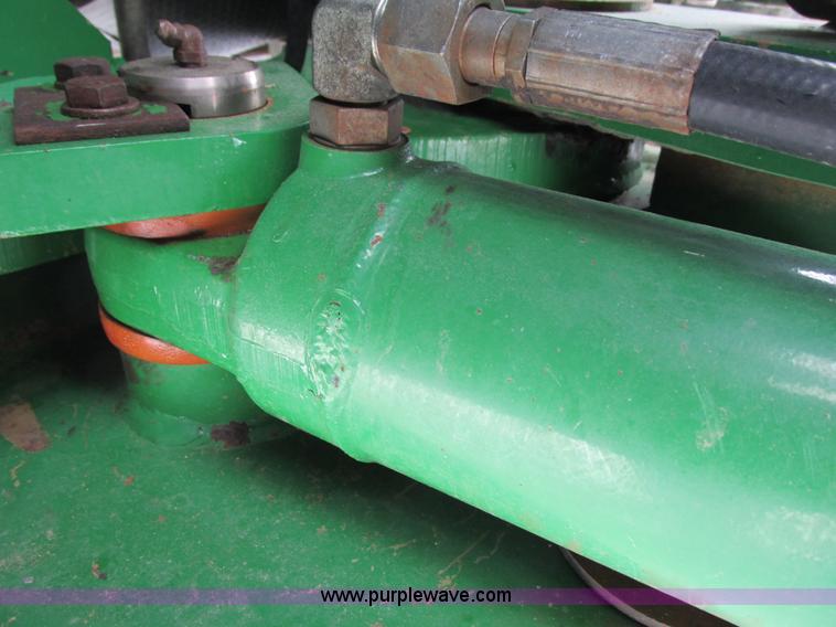 image for item G8853 2005 John Deere 9520 4WD tractor