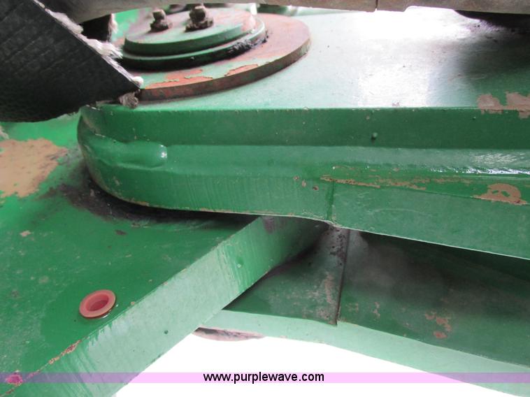 image for item G8853 2005 John Deere 9520 4WD tractor