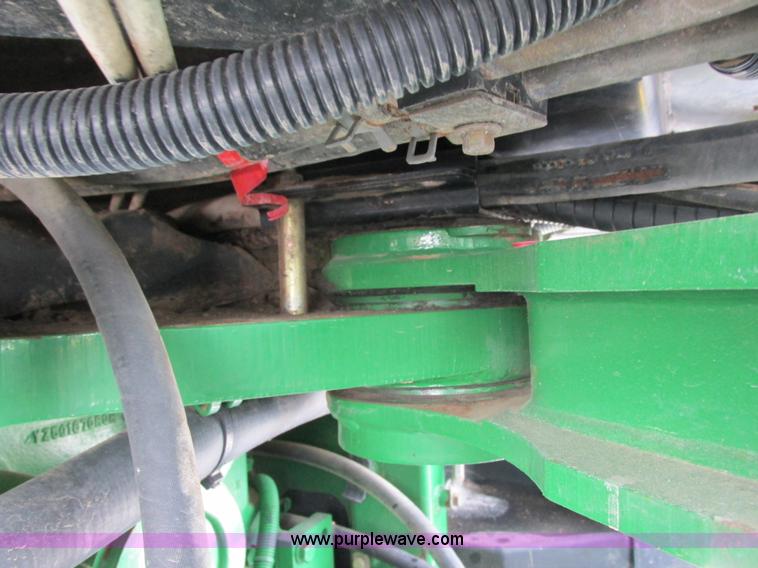 image for item G8853 2005 John Deere 9520 4WD tractor