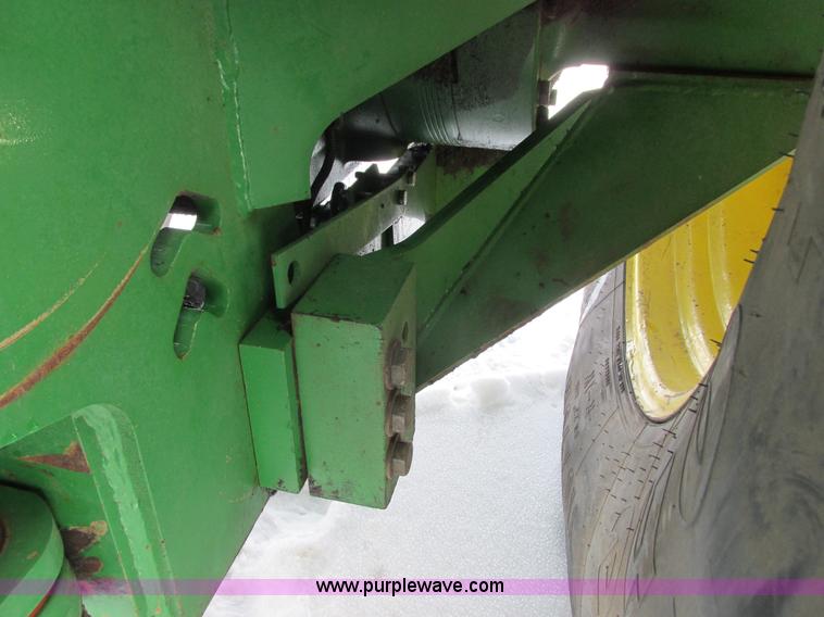 image for item G8853 2005 John Deere 9520 4WD tractor