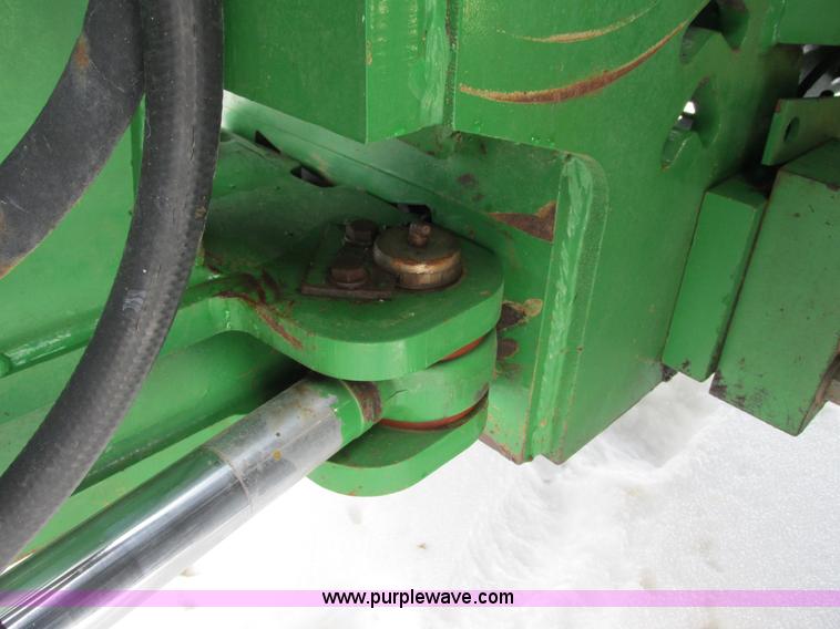 image for item G8853 2005 John Deere 9520 4WD tractor