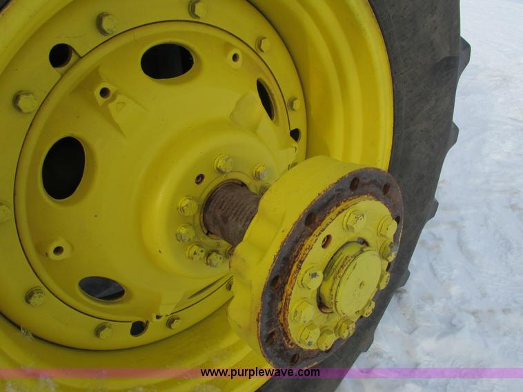 image for item G8853 2005 John Deere 9520 4WD tractor