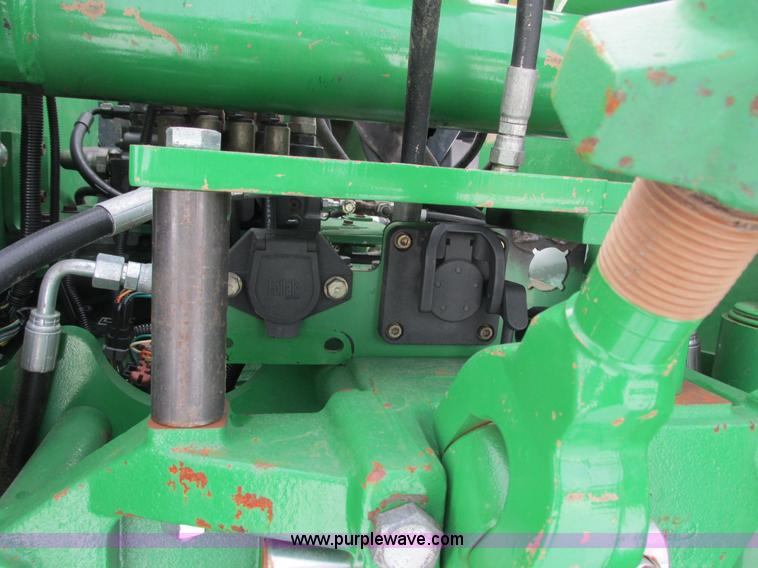 image for item G8853 2005 John Deere 9520 4WD tractor