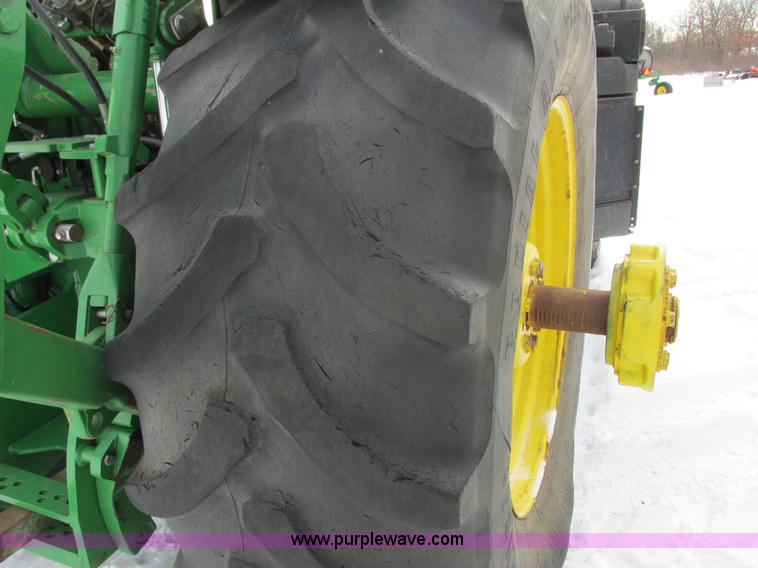 image for item G8853 2005 John Deere 9520 4WD tractor