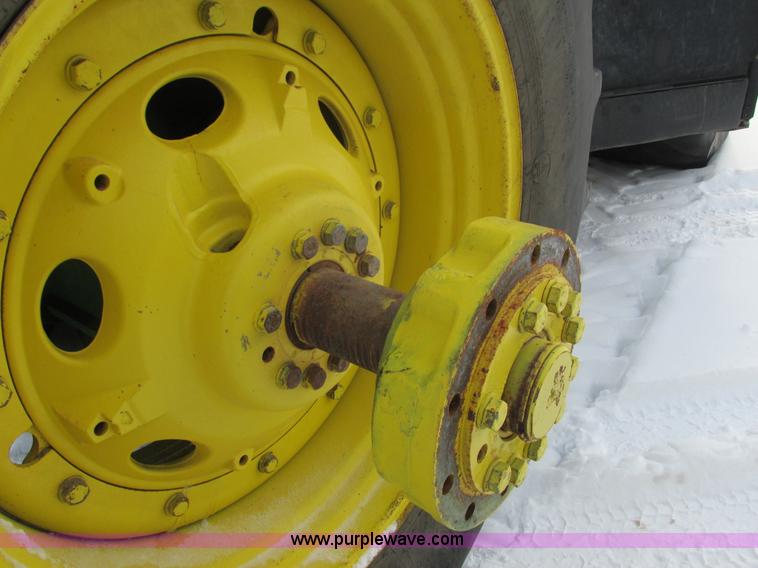 image for item G8853 2005 John Deere 9520 4WD tractor