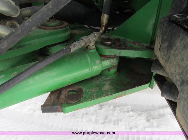 image for item G8853 2005 John Deere 9520 4WD tractor