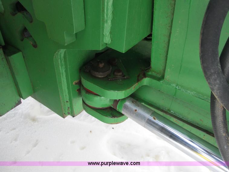 image for item G8853 2005 John Deere 9520 4WD tractor