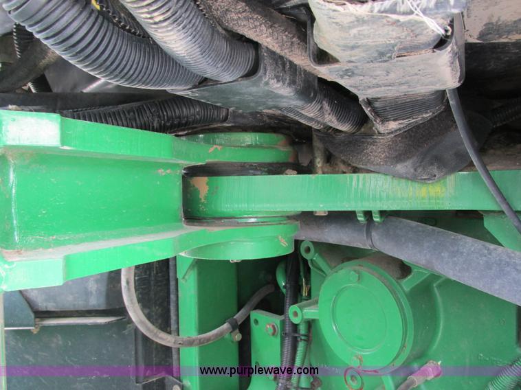 image for item G8853 2005 John Deere 9520 4WD tractor
